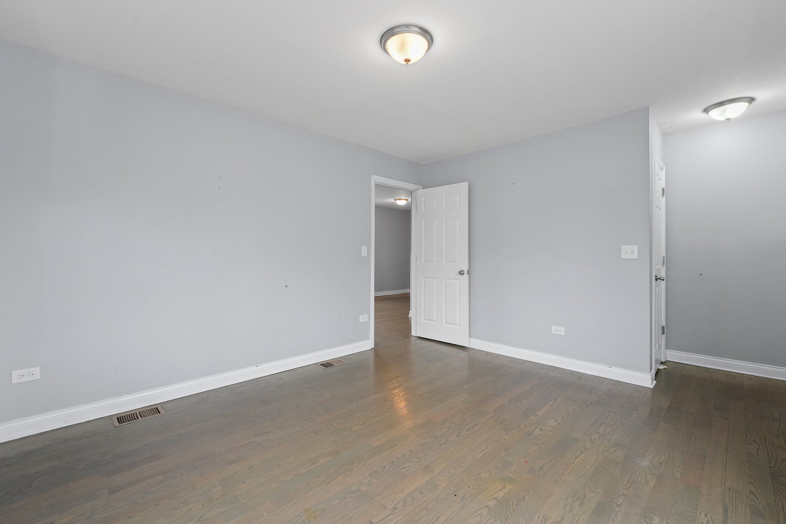 10233 South Calhoun Avenue Chicago, IL 60617 - Photo 7 of 22 a view of an empty room