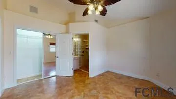 en view interior of the house and hallway