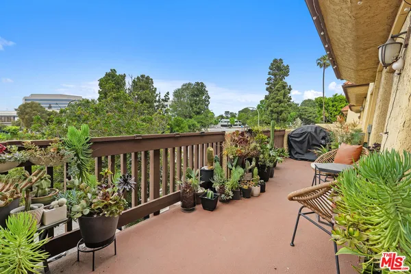 $875,000 | 5950 Buckingham Parkway, Unit 305, Culver City, CA 90230