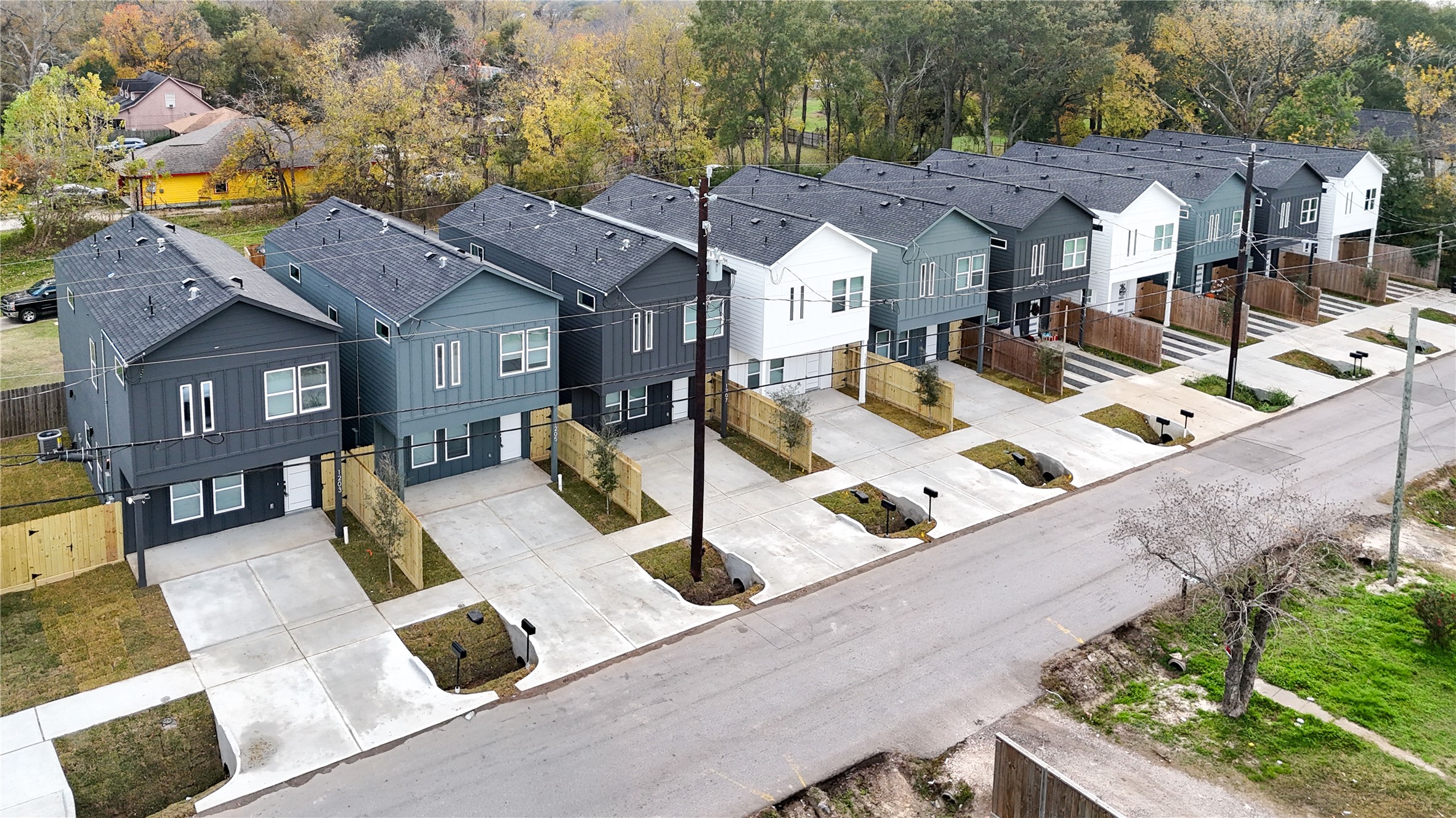 1211 Dewalt Street Houston, TX 77088 - Photo 2 of 28