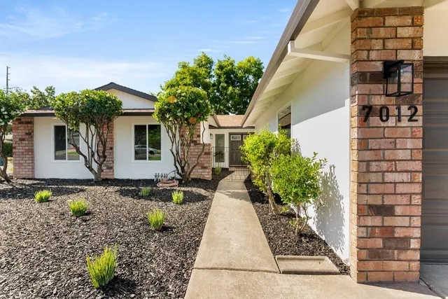 a view of a entryway of the house