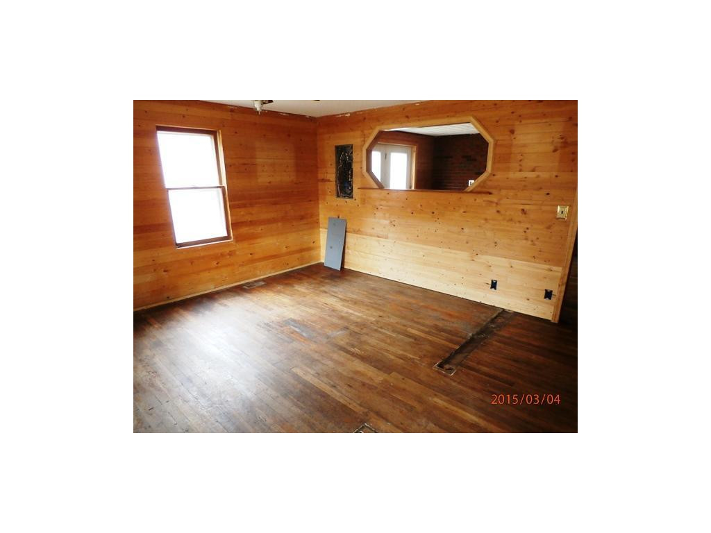 334 Clark Road Bristol, TN 37620 - Photo 3 of 14 Living Room