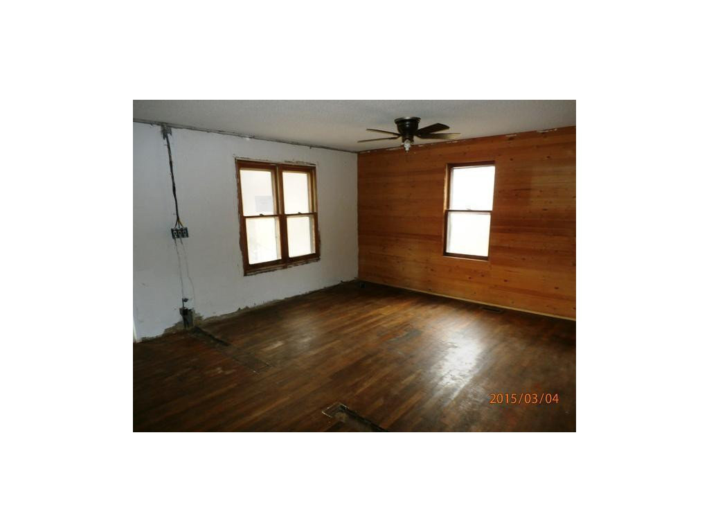 334 Clark Road Bristol, TN 37620 - Photo 4 of 14 Living Room