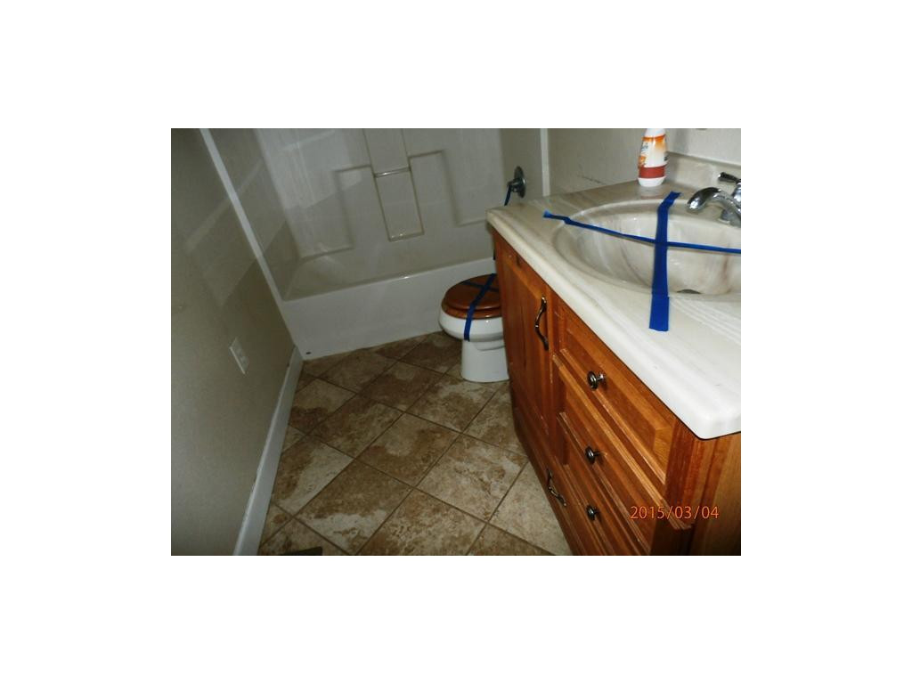 334 Clark Road Bristol, TN 37620 - Photo 10 of 14 Bathoom