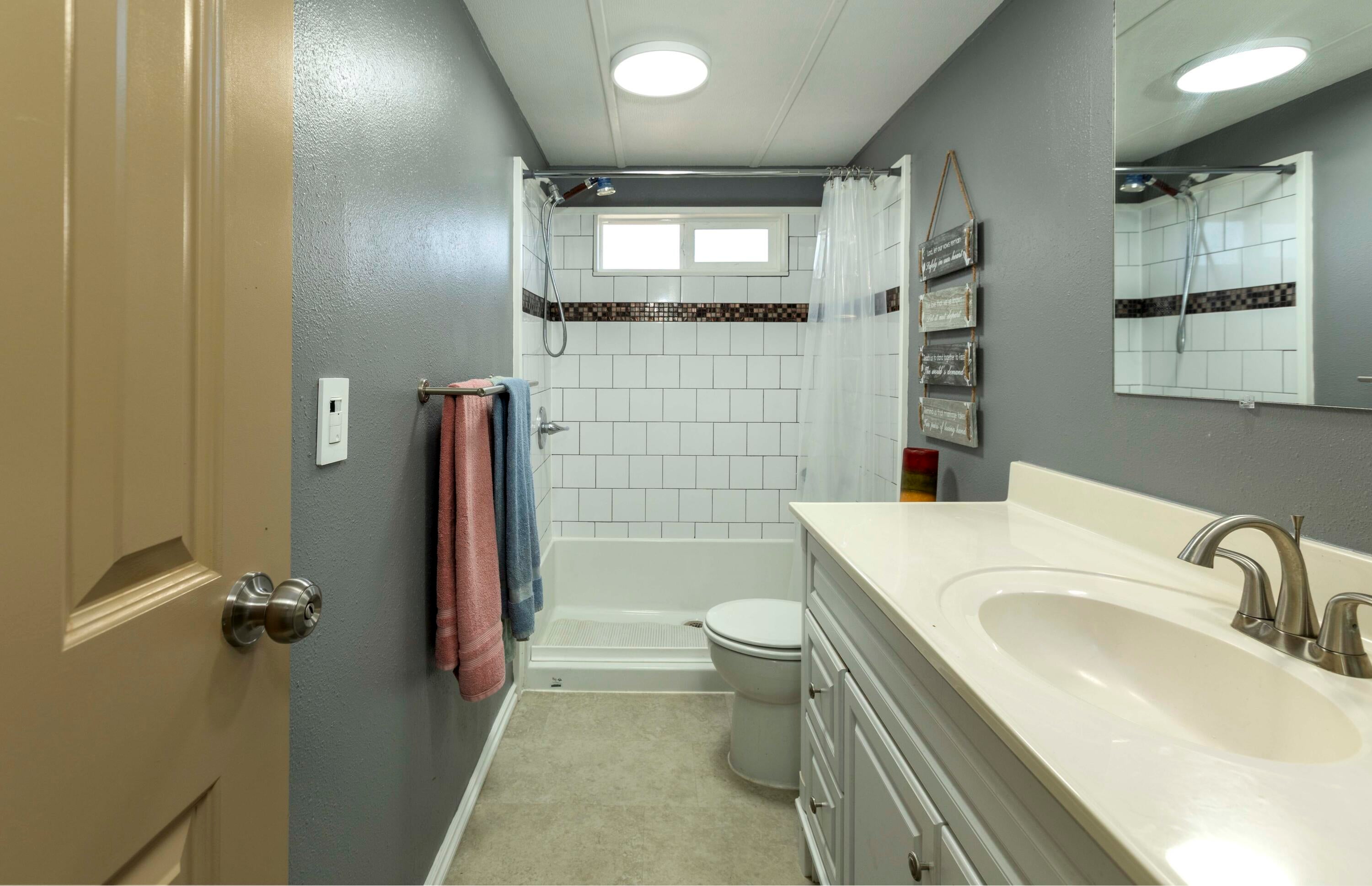 5225 Dodge Road White City, OR 97503 - Photo 26 of 49 guest bath