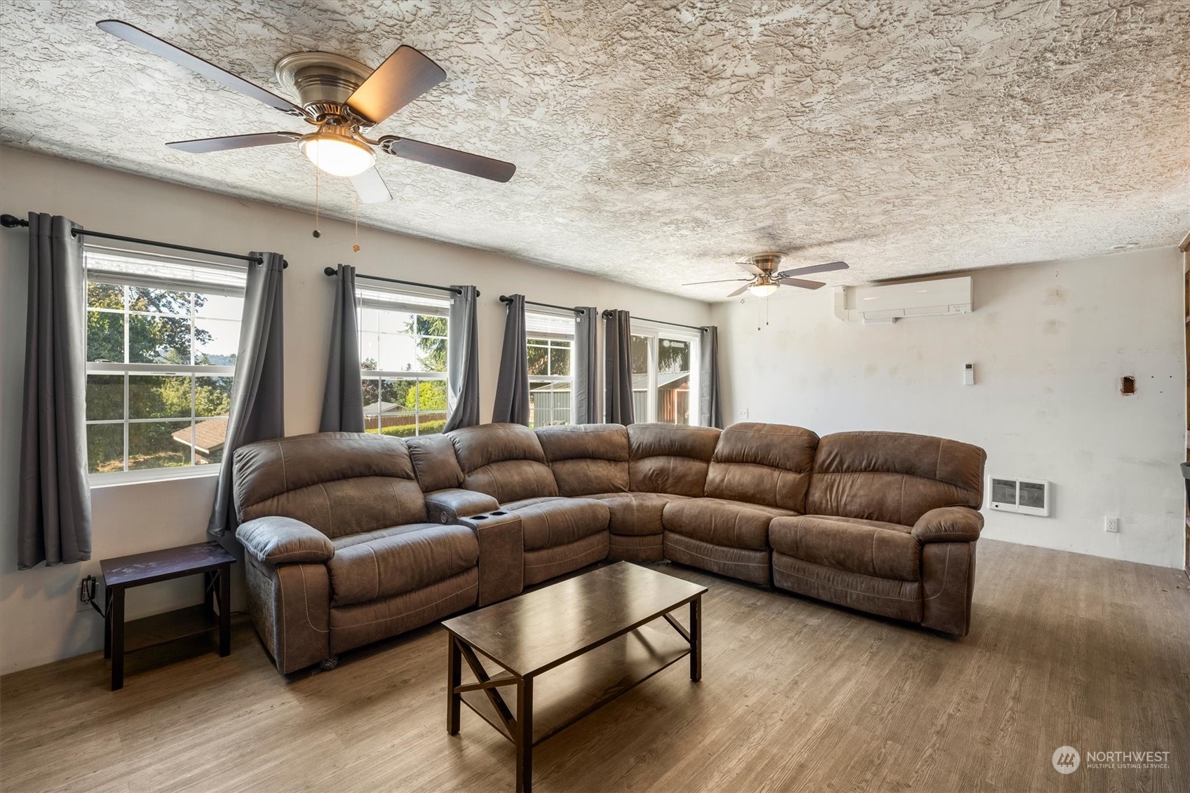 3827 Sunset Way Longview, WA 98632 - Photo 11 of 40 a living room with furniture and a large window