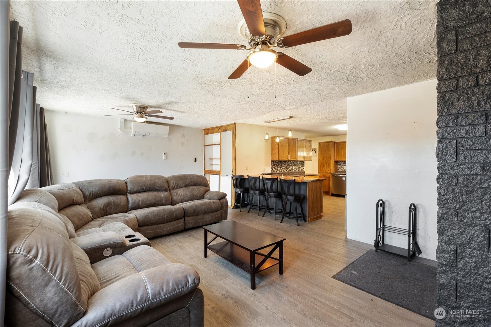 3827 Sunset Way Longview, WA 98632 - Photo 12 of 40 a living room with furniture