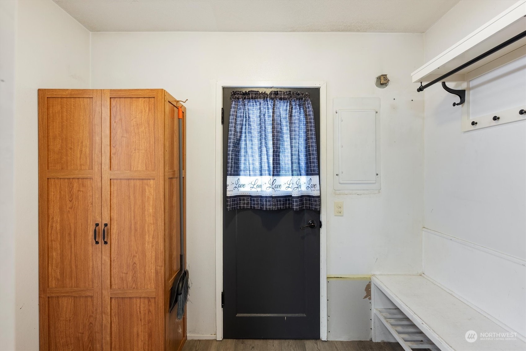 3827 Sunset Way Longview, WA 98632 - Photo 19 of 40 a view of walk in closet