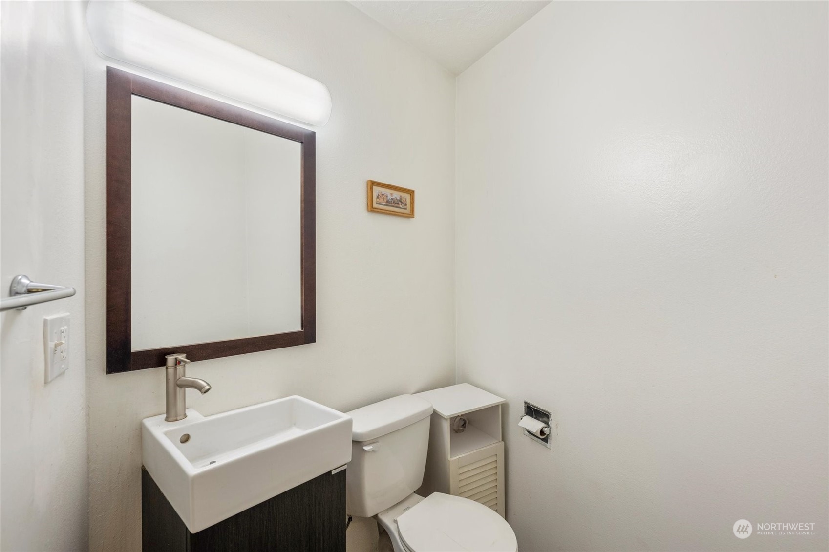 3827 Sunset Way Longview, WA 98632 - Photo 20 of 40 a bathroom with a toilet sink and mirror