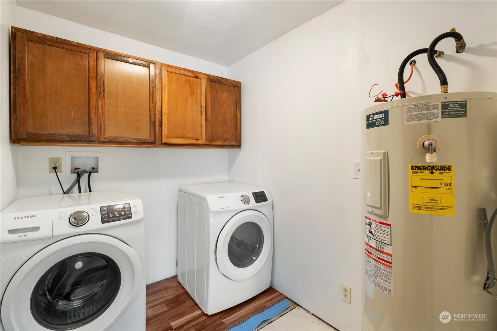 3827 Sunset Way Longview, WA 98632 - Photo 21 of 40 a view of bathroom with washer and dryer