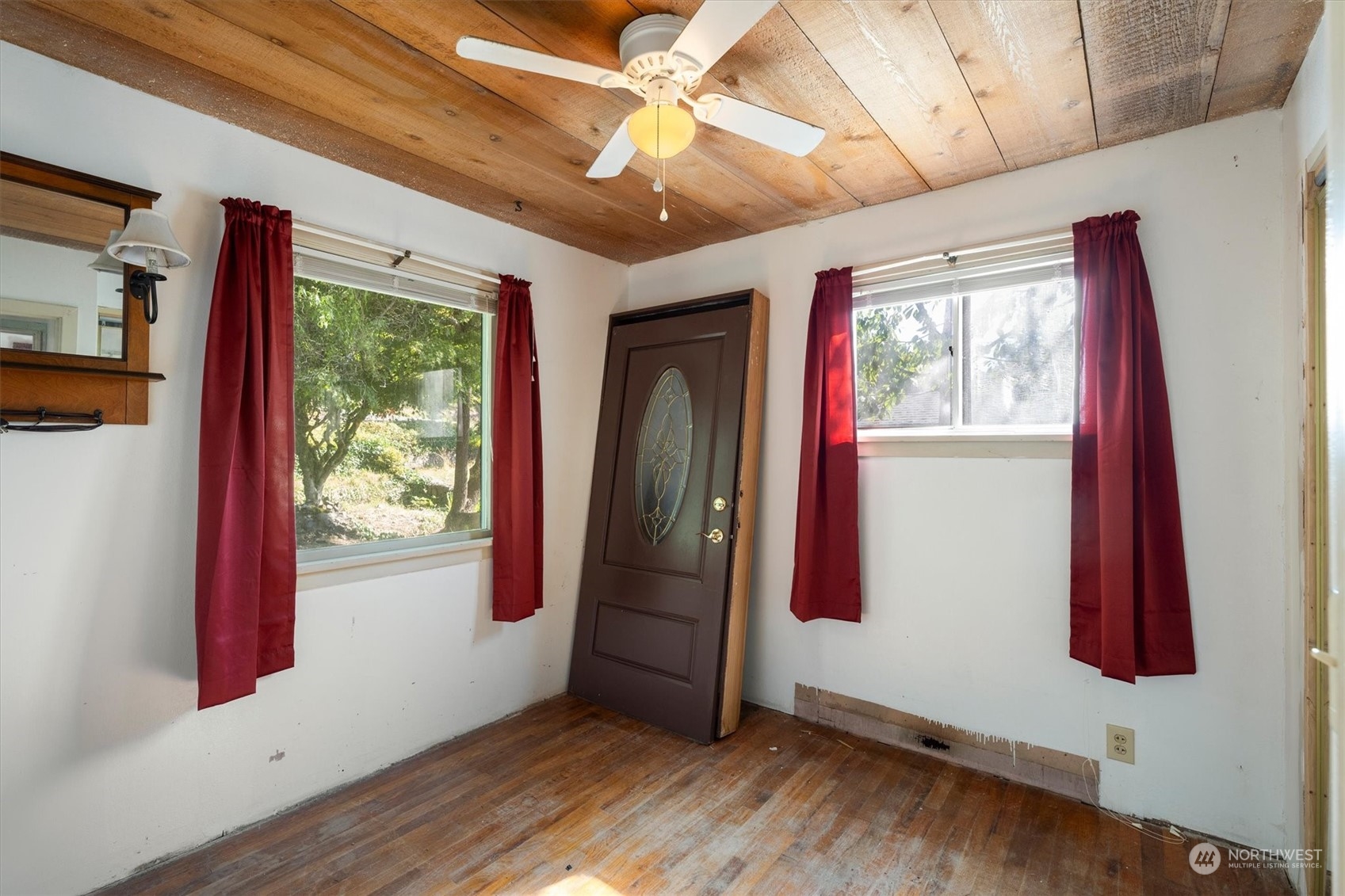 3827 Sunset Way Longview, WA 98632 - Photo 23 of 40 a view of empty room with wooden floor and fan