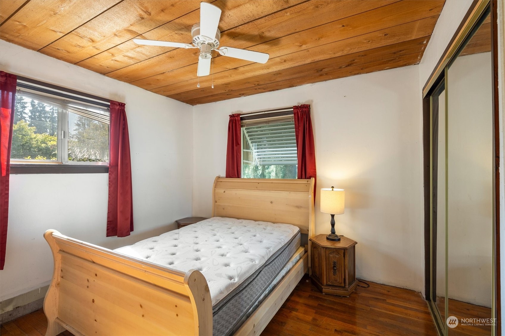 3827 Sunset Way Longview, WA 98632 - Photo 25 of 40 a bedroom with a bed and a window