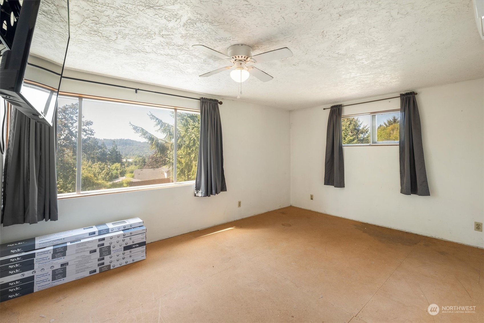3827 Sunset Way Longview, WA 98632 - Photo 27 of 40 a view of livingroom with furniture and window