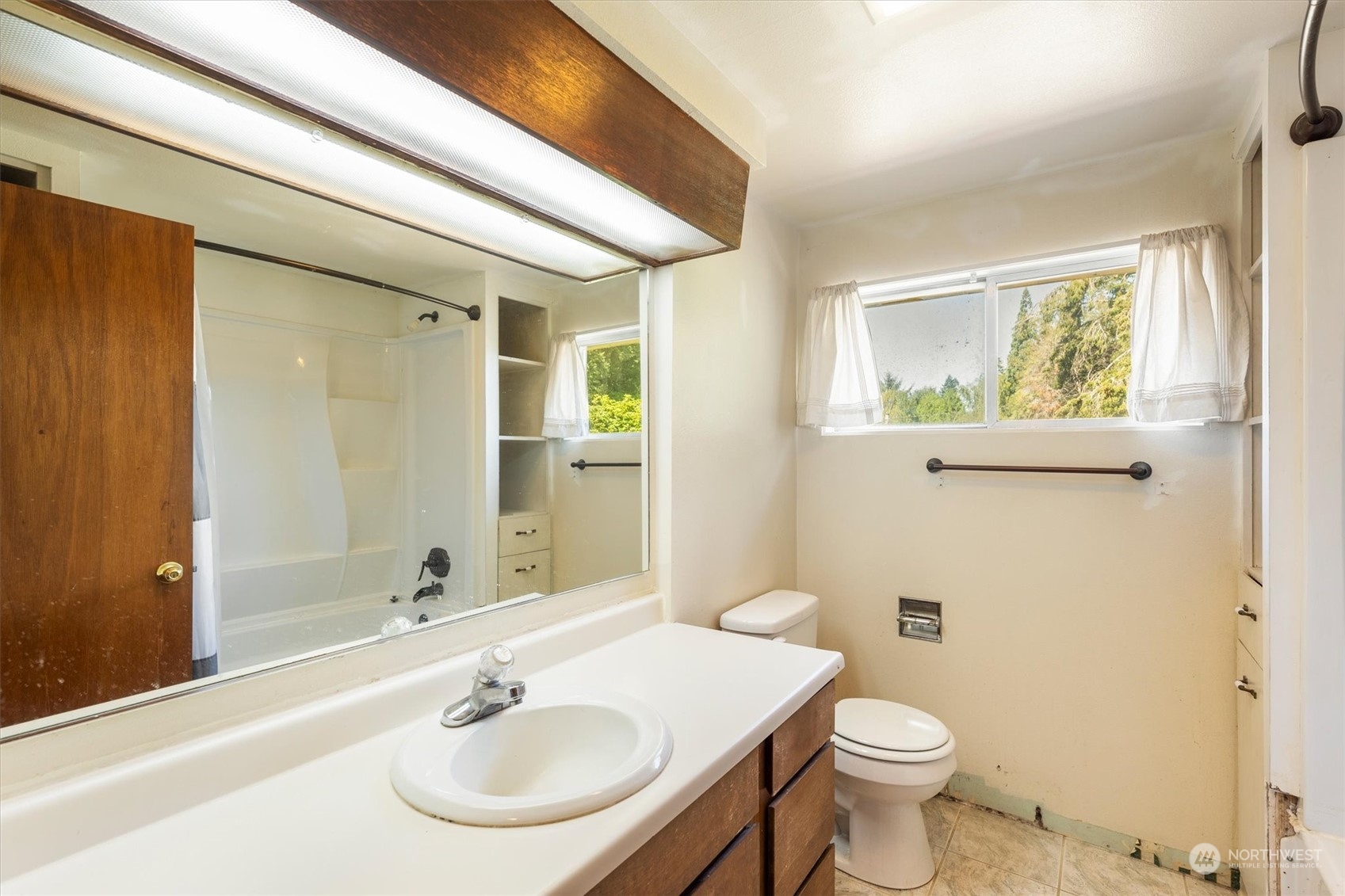 3827 Sunset Way Longview, WA 98632 - Photo 31 of 40 a bathroom with a sink and a mirror