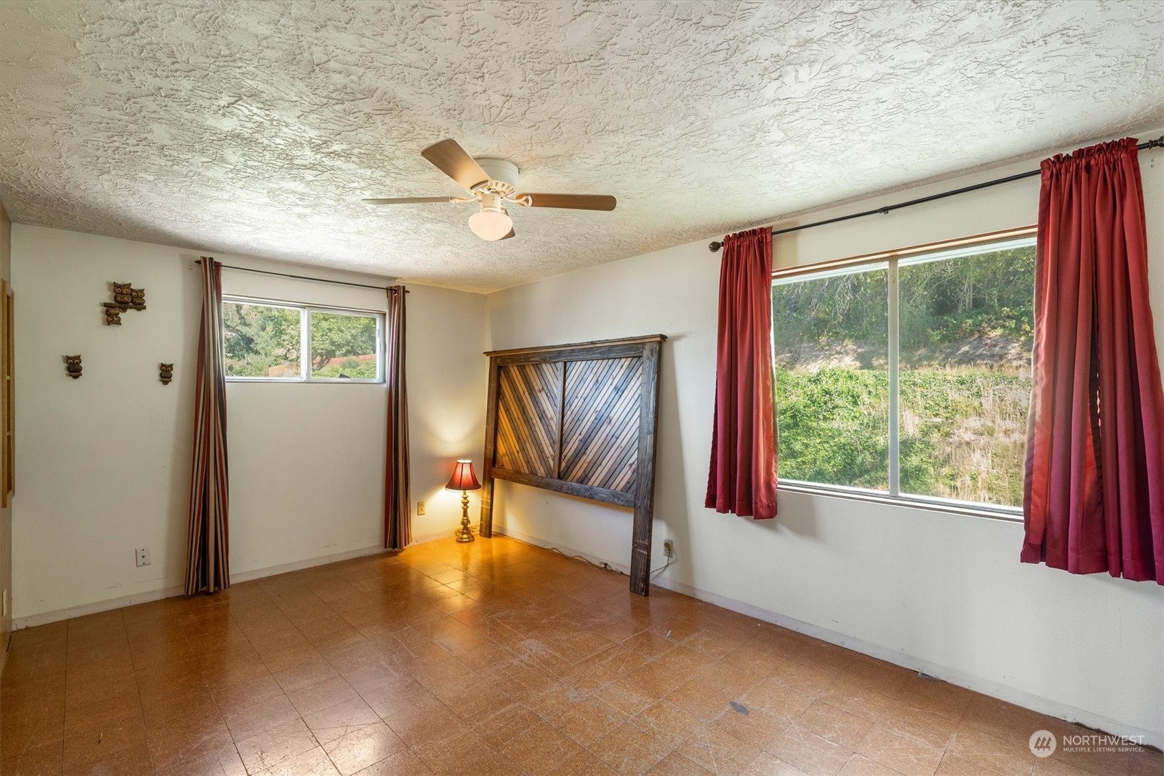 3827 Sunset Way Longview, WA 98632 - Photo 32 of 40 a view of an empty room with a window