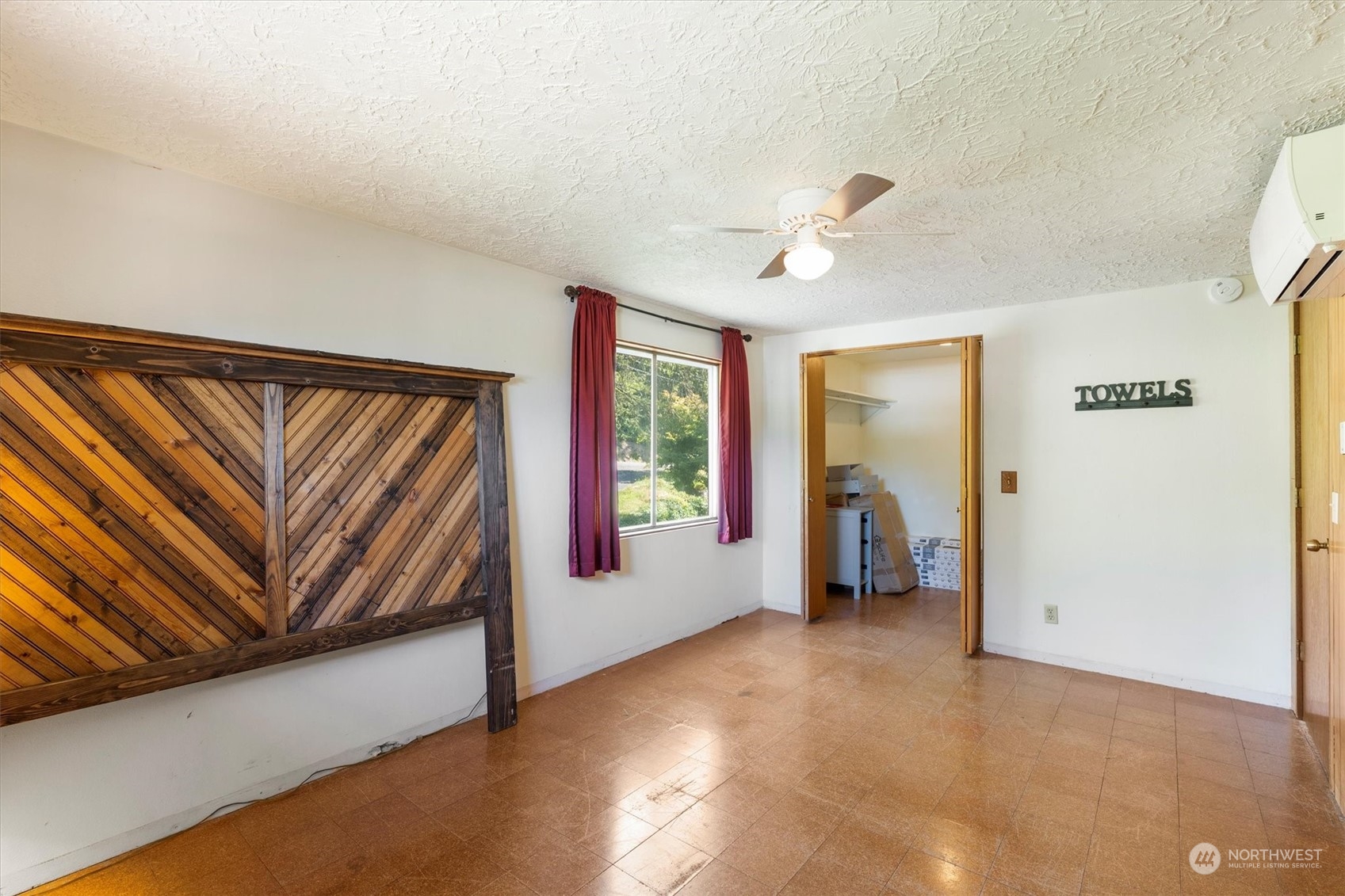 3827 Sunset Way Longview, WA 98632 - Photo 33 of 40 a view of empty room with a fireplace