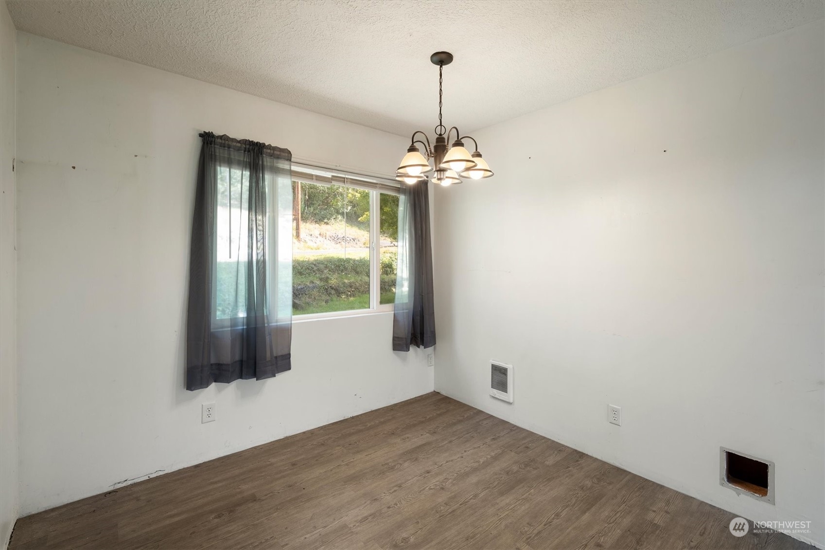 3827 Sunset Way Longview, WA 98632 - Photo 5 of 40 a very nice looking room with a window