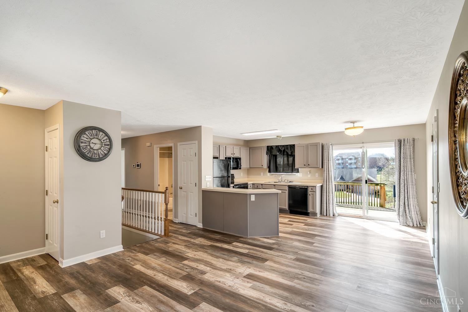 3459 Kleeman Road Cincinnati, OH 45211 - Photo 4 of 42