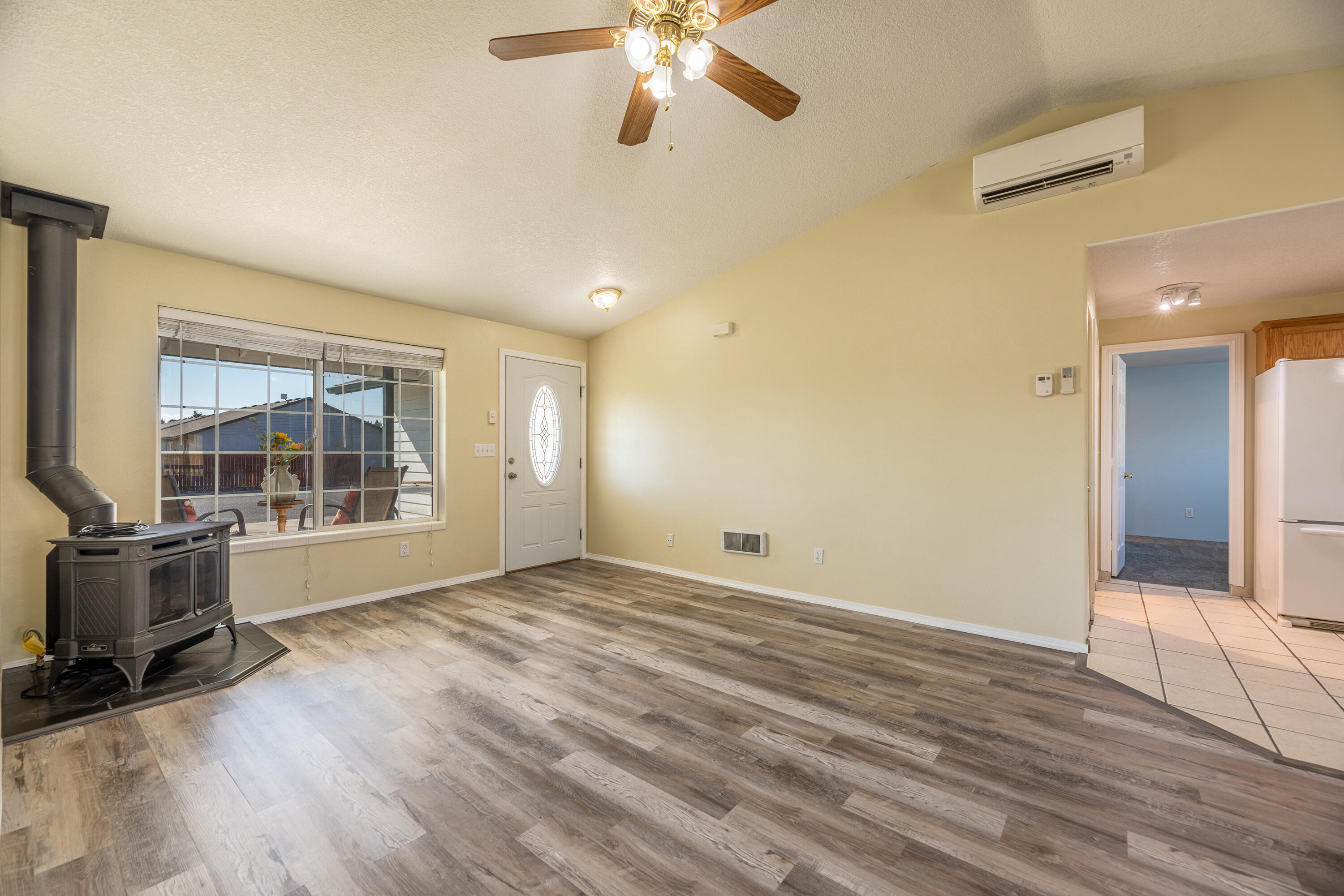 2466 Northeast Yellowpine Road Prineville, OR 97754 - Photo 13 of 32 living room