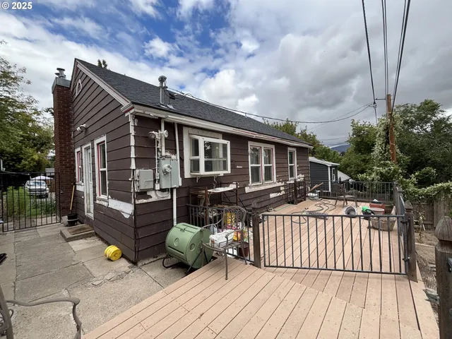 a view of a backyard