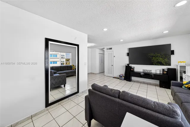 $1,950 | 900 Southwest 84th Avenue, Unit 403D, Miami, FL 33144