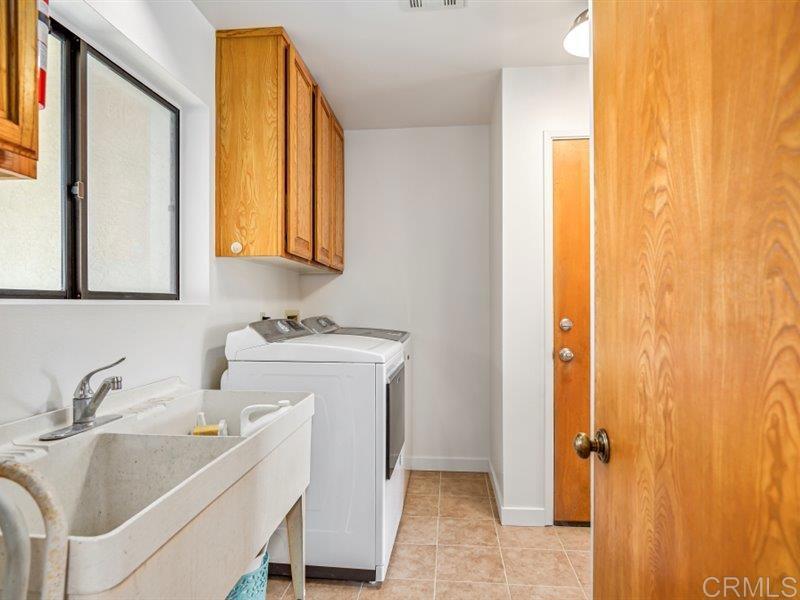 13913 Via De Jamul Jamul Ca Jamul, CA 91935 - Photo 20 of 67 a bathroom with a sink and a bathtub
