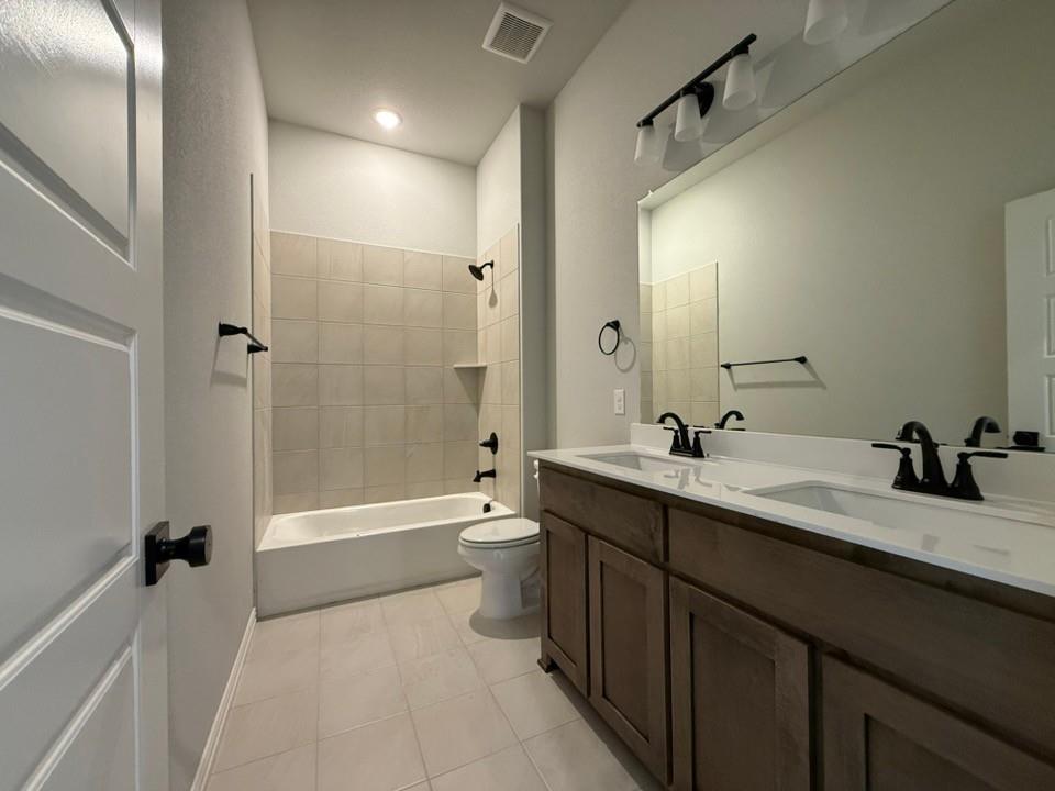 409 Hayden Faith Court Springtown, TX 76082 - Photo 20 of 23 a bathroom with a tub sink toilet and a mirror