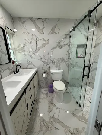 $2,700 | 819 South Gondola Drive, Venice, FL 34293