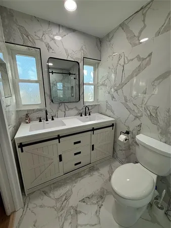 $2,700 | 819 South Gondola Drive, Venice, FL 34293