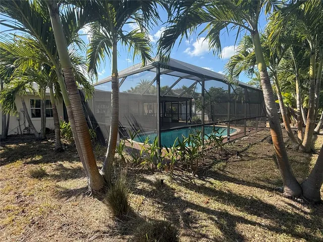 a view of a backyard