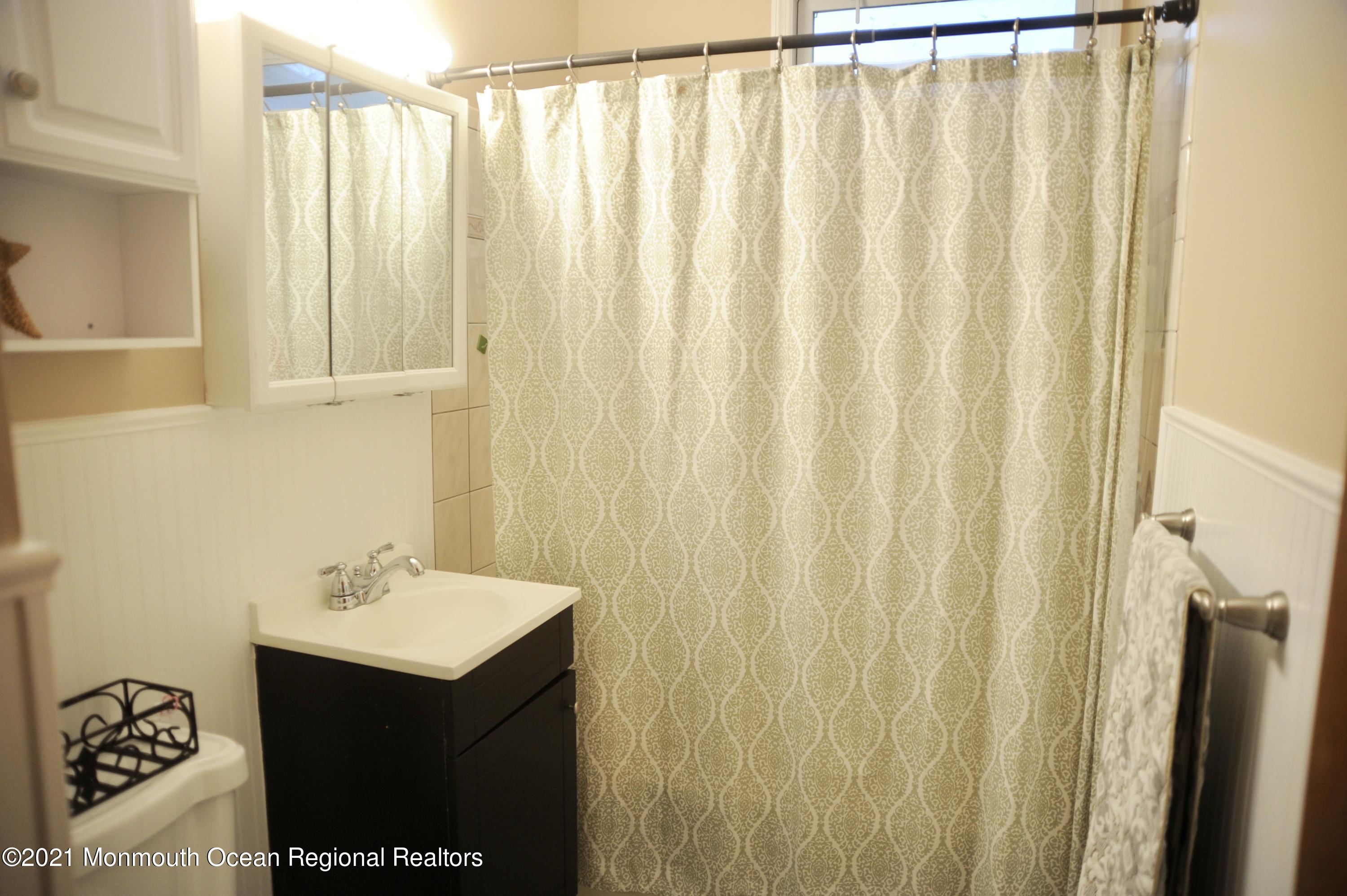 205 Wakefield Road Neptune Township, NJ 07753 - Photo 25 of 33 DSC_2990