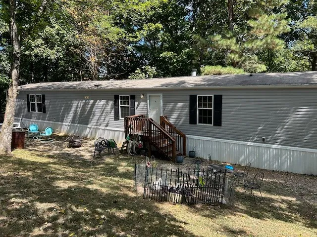 a view of a house with backyard