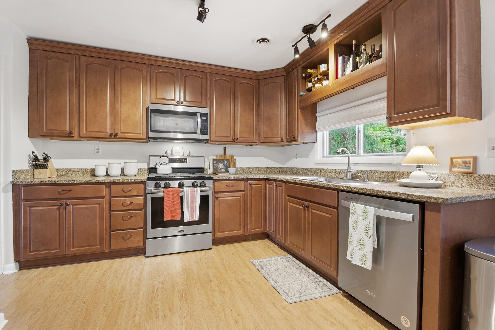 2513 Melba Road Ellicott City, MD 21042 - Photo 6 of 38 Kitchen with maple cabinets, granite couonters