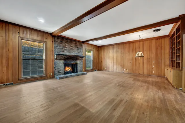 a kitchen that has a stove and a refrigerator