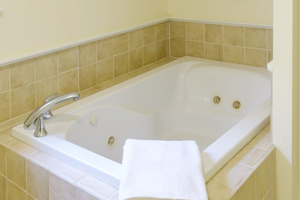 183 Littleton Road Harvard, MA 01451 - Photo 14 of 30 a bathroom with a tub
