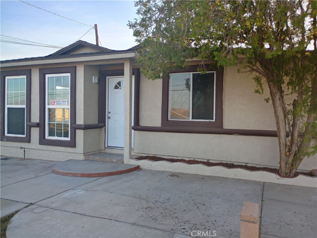 1426 Riverside Drive Barstow, CA 92311 - Photo 18 of 19 front view of a house