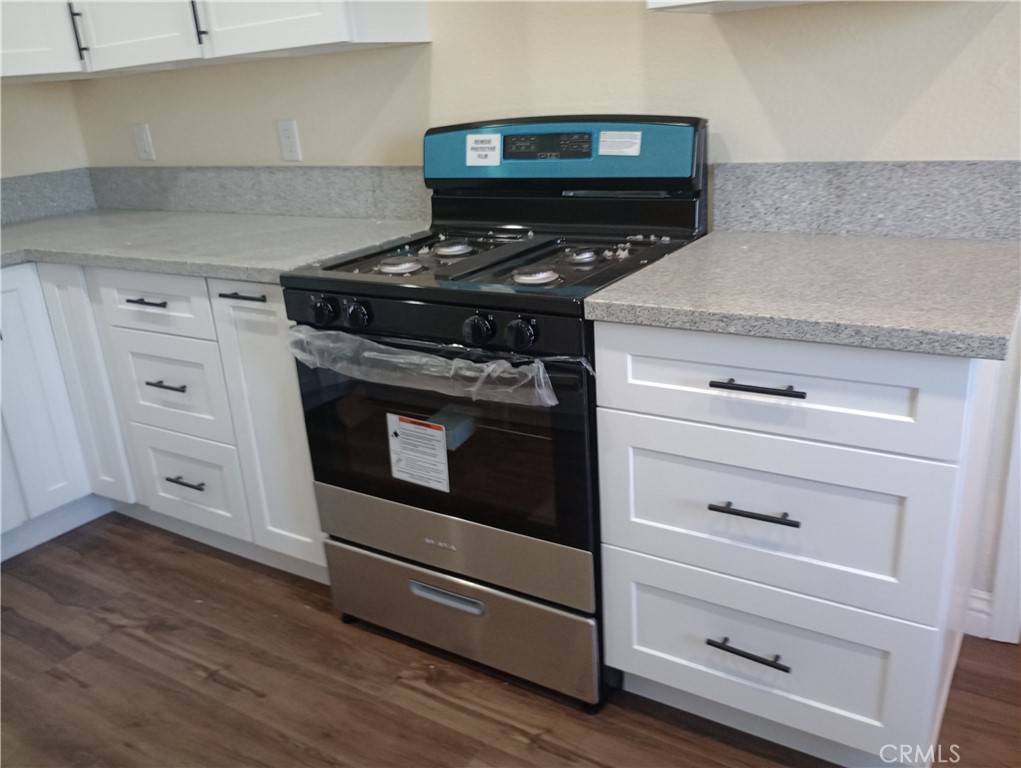 1426 Riverside Drive Barstow, CA 92311 - Photo 3 of 19 a stove top oven sitting inside of a kitchen