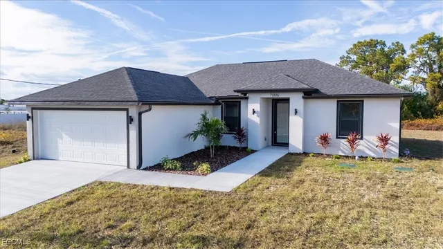 a view of a house with backyard