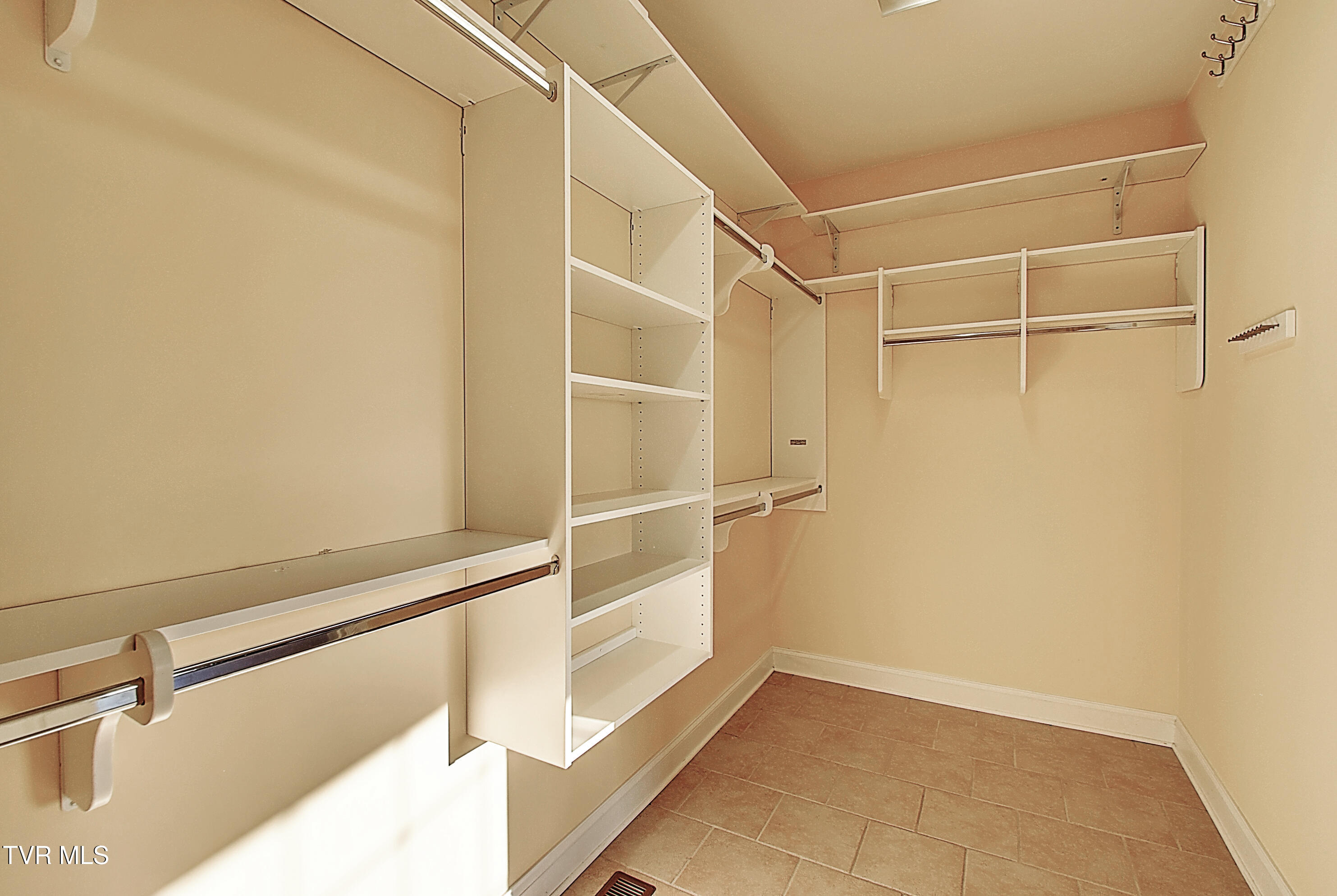 2325 Colonial View Road Kingsport, TN 37663 - Photo 37 of 56 Primary Closet