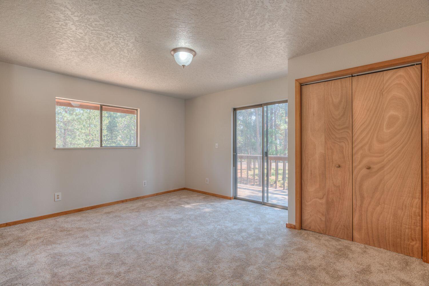 56043 Savage Road Bend, OR 97707 - Photo 8 of 50 _D5zN3Hg