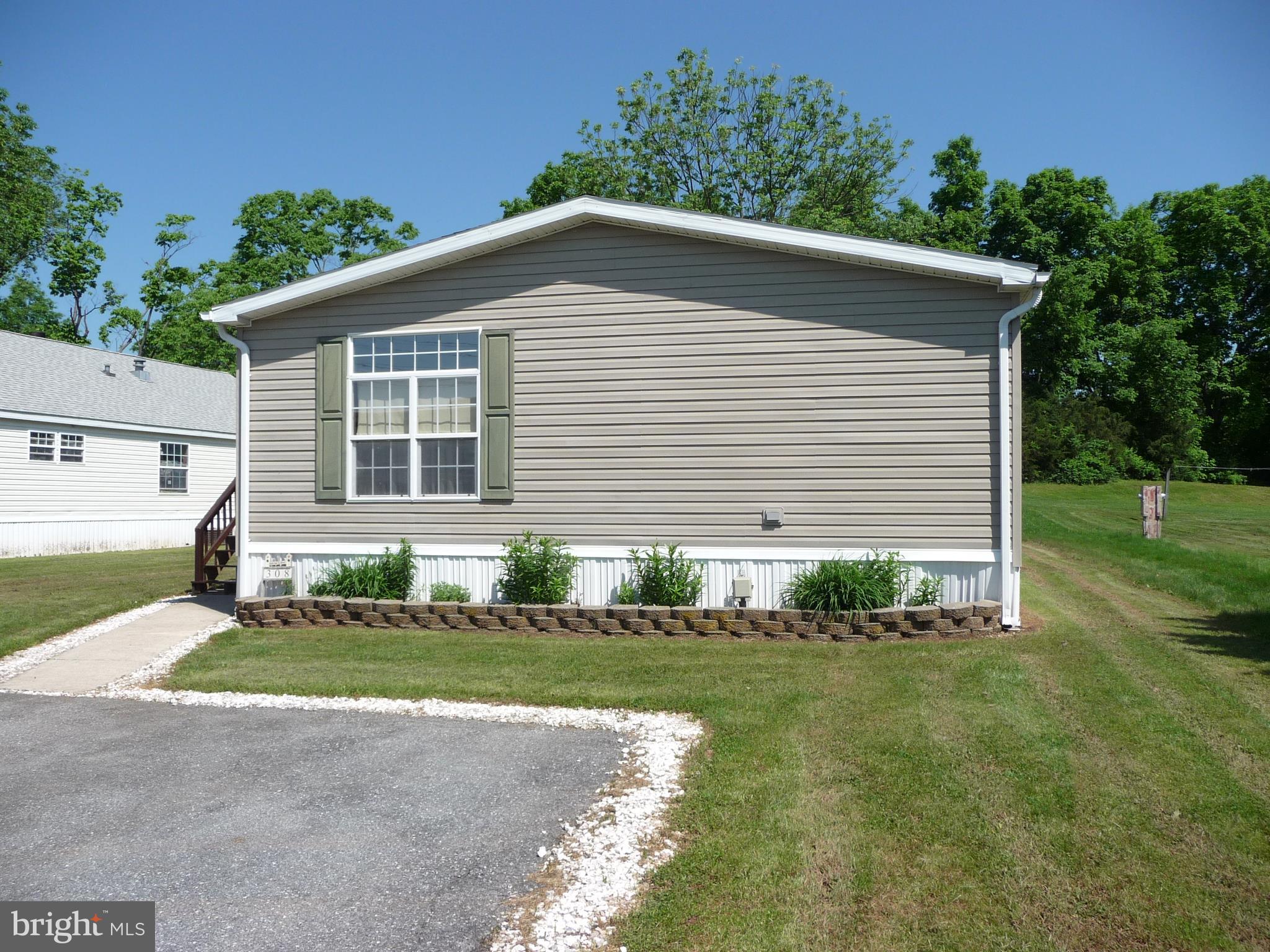 308 Ridge Road, Unit CEDAR Elizabethtown, PA 17022 - Photo 4 of 54 Side Flower Beds