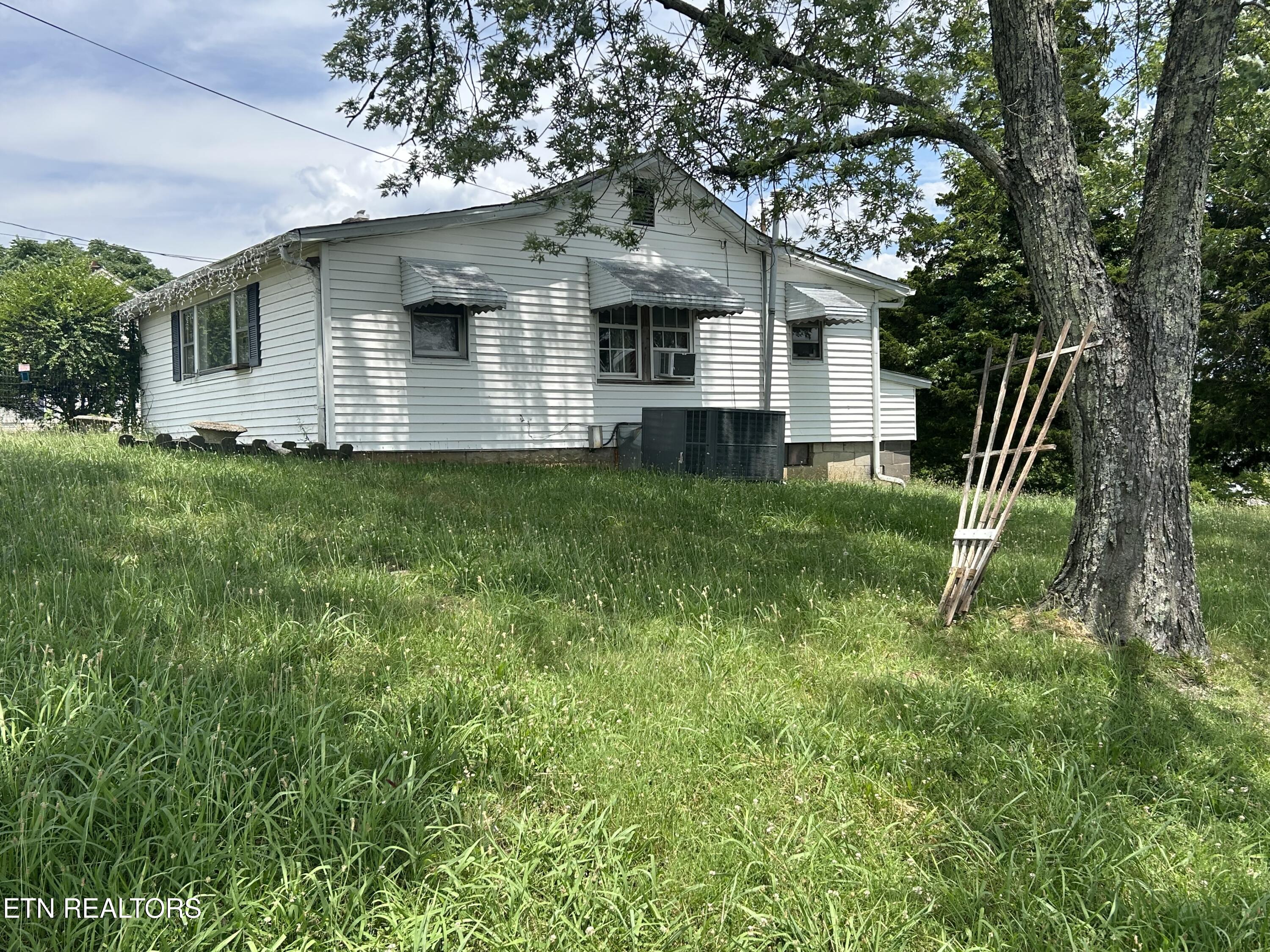 921 Fowler Street Clinton, TN 37716 - Photo 2 of 6 IMG_3398