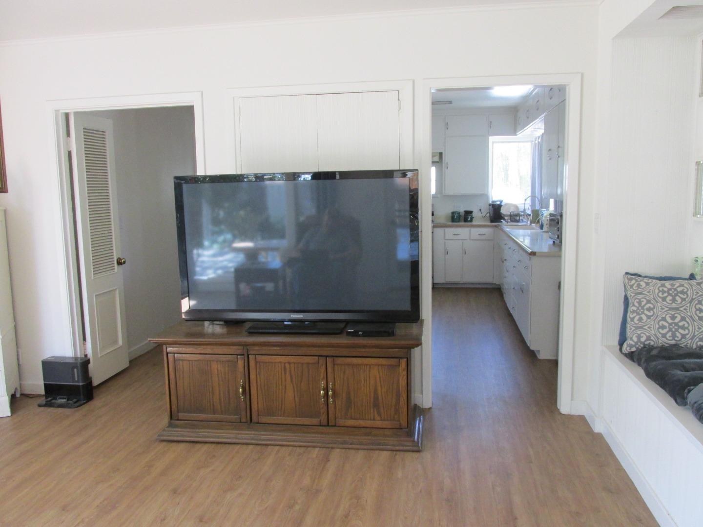 1610 Cienega Road Hollister, CA 95023 - Photo 8 of 35 a view of kitchen with furniture and wooden floor