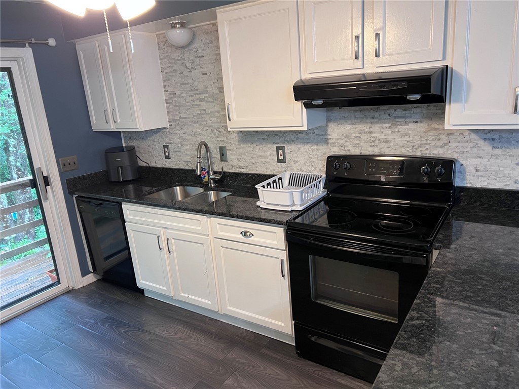 206 Arthurs Way Burrillville, RI 02859 - Photo 2 of 23