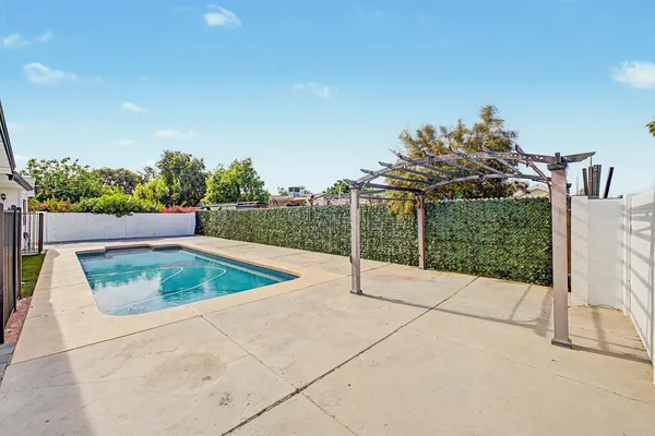 a view of a backyard