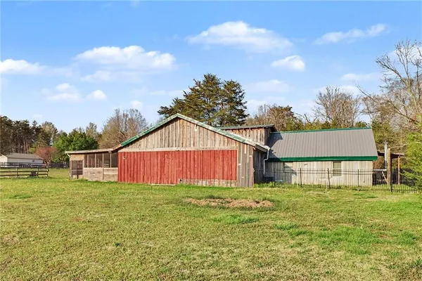 a view of front of a house with a yard