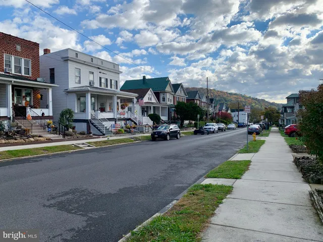 a view of a pathway with house on both side