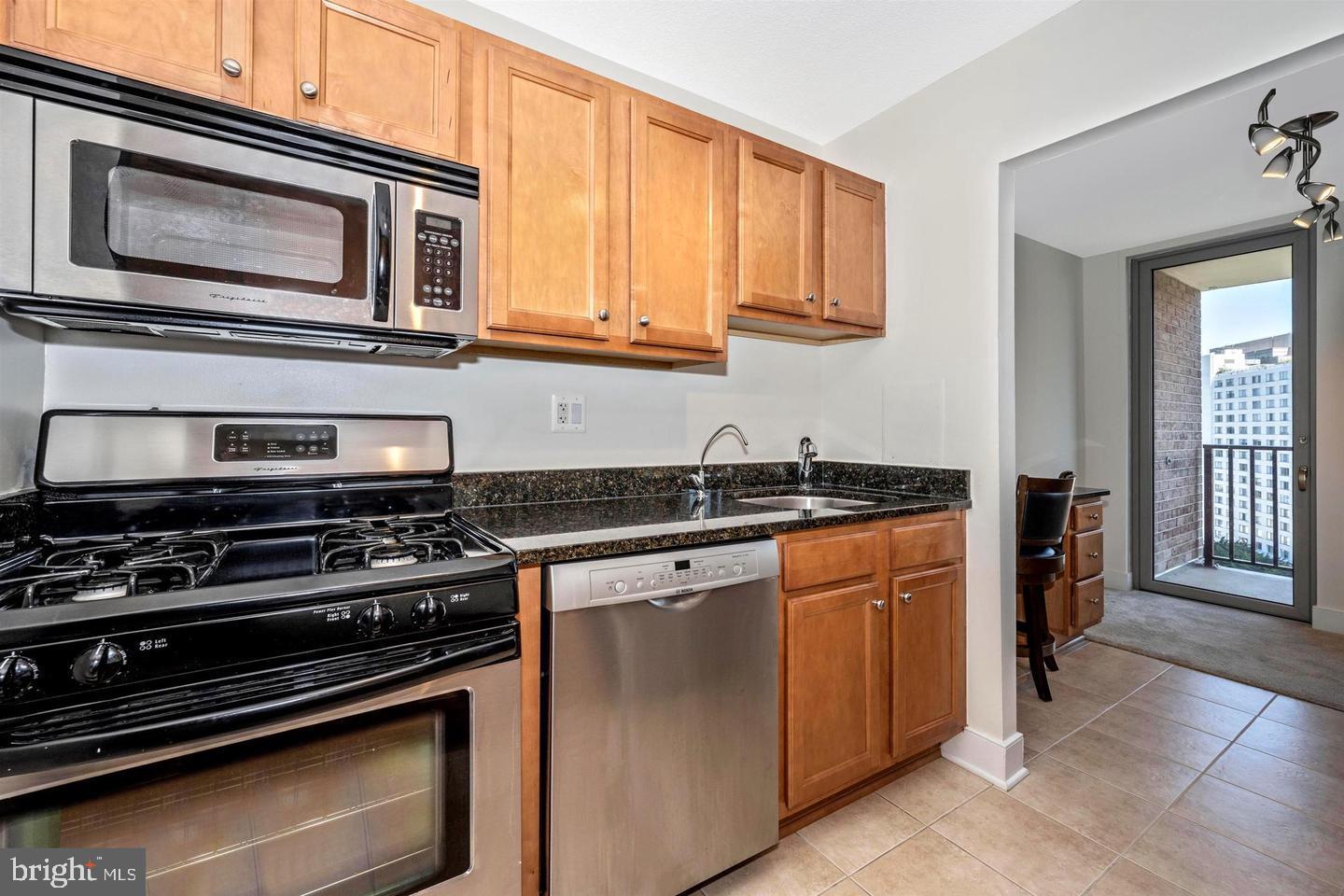 1220 Blair Mill Road, Unit 602 Silver Spring, MD 20910 - Photo 4 of 28 Granite and Stainless Steel