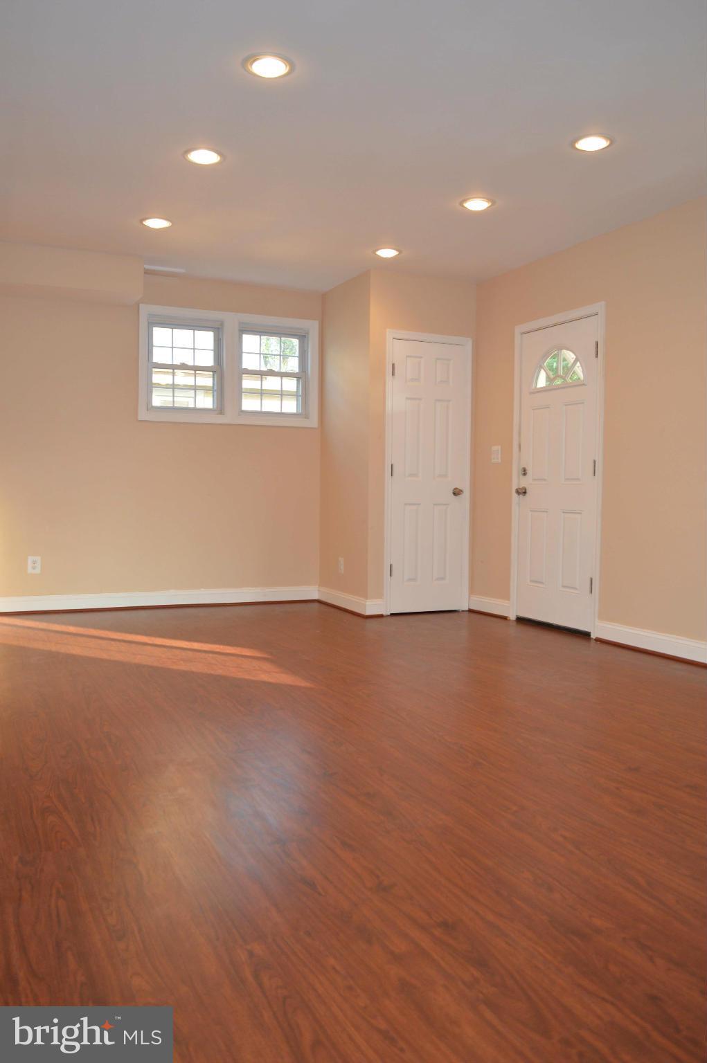 5803 Clover Road Baltimore, MD 21215 - Photo 7 of 24 Living Room