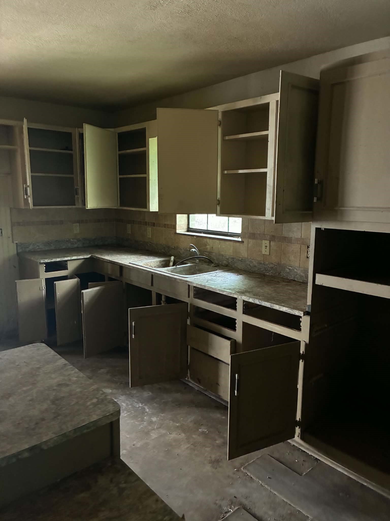 360 L R Outlaw Lane Cleveland, TX 77328 - Photo 5 of 9
